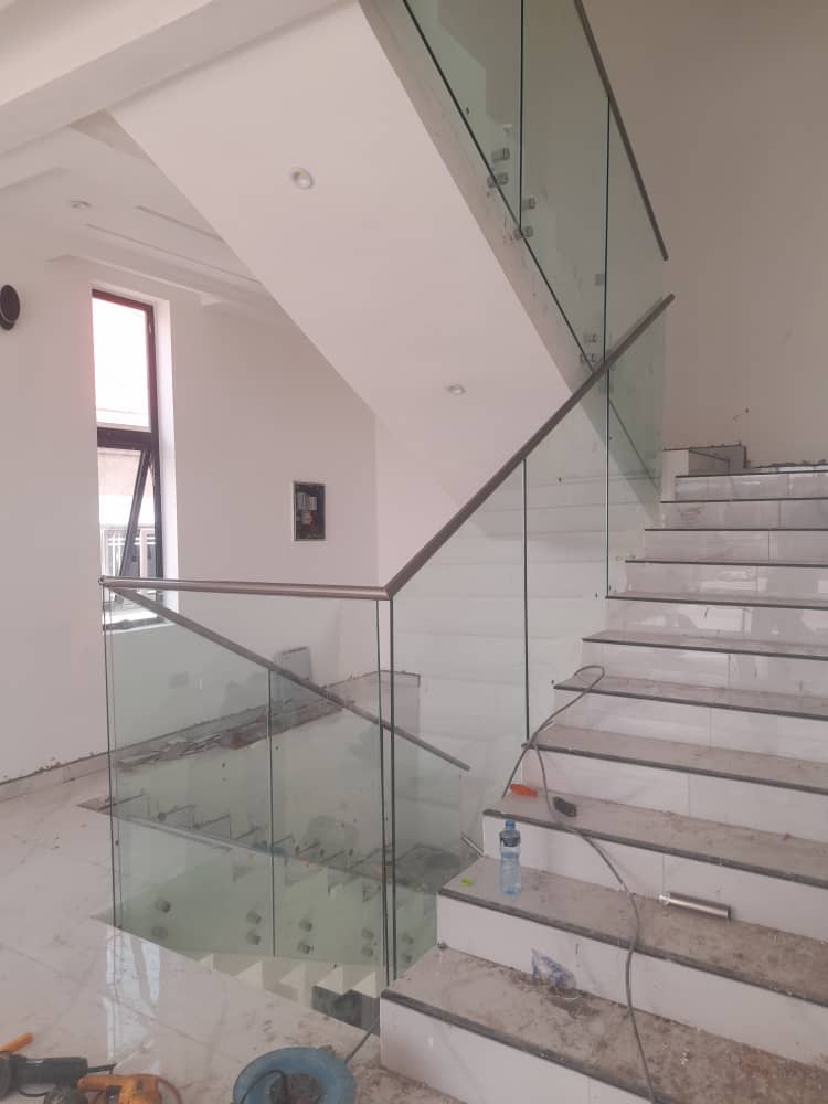 Framelss glass balustrade in stair